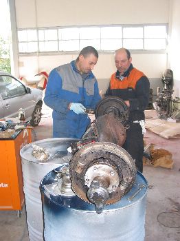 Marco e Massimo mettono le loro mani sull'asse posteriore